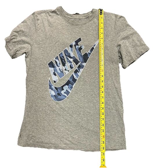 Nike Men’s Medium Grey Graphic T-Shirt Blue Camo Swoosh Logo Short Sleeve Tee - Picture 2 of 6